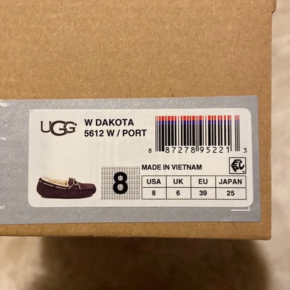 UGG Dakota Slippers - Picture 7 of 7